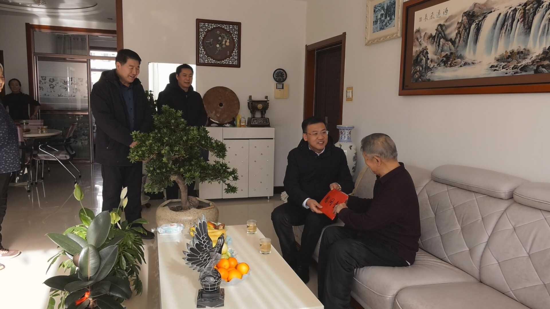 县委副书记 政府县长张文泽开展春节前走访慰问