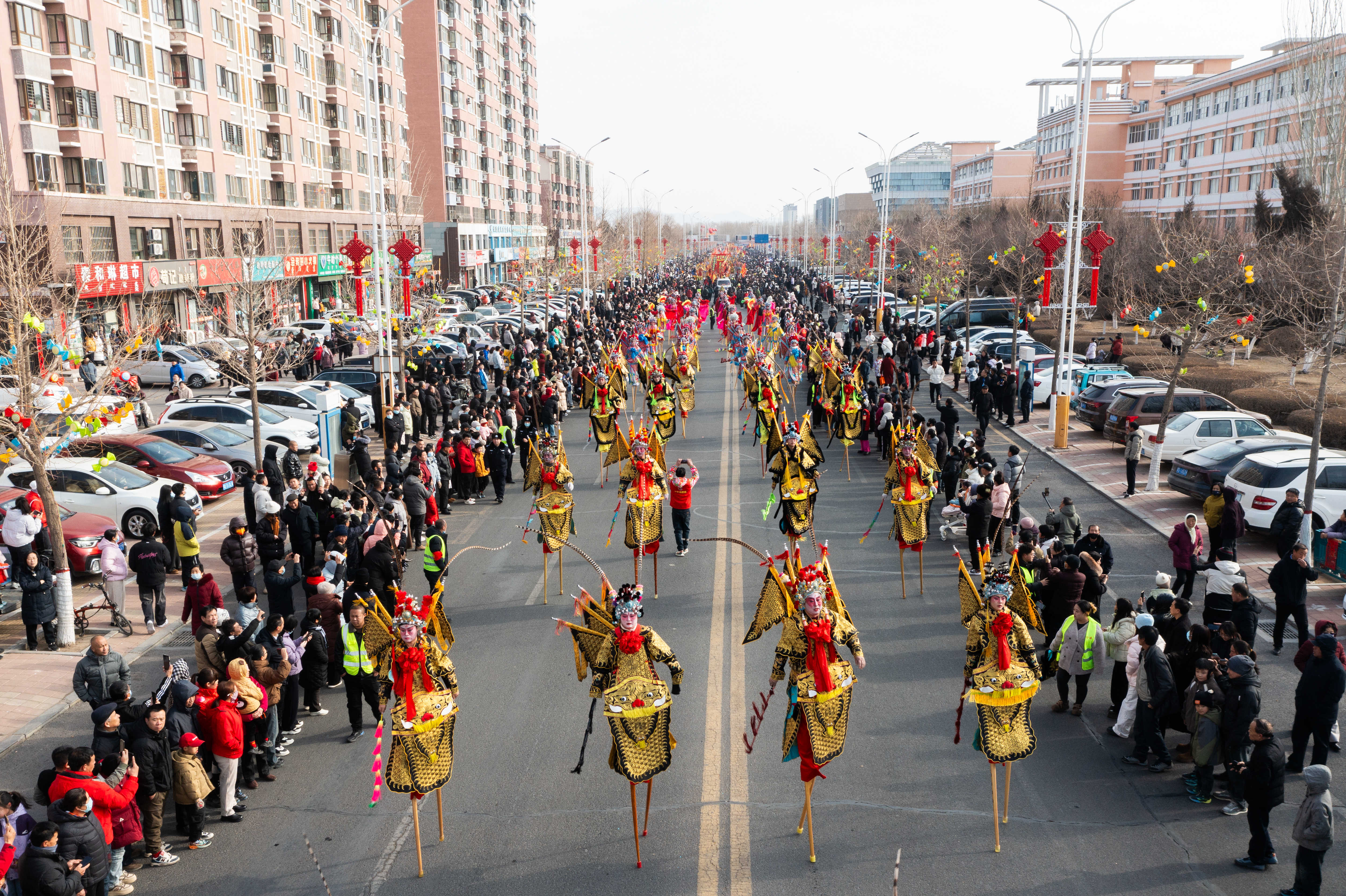 蒙冀辽三省区高跷巡游上演“群英会”