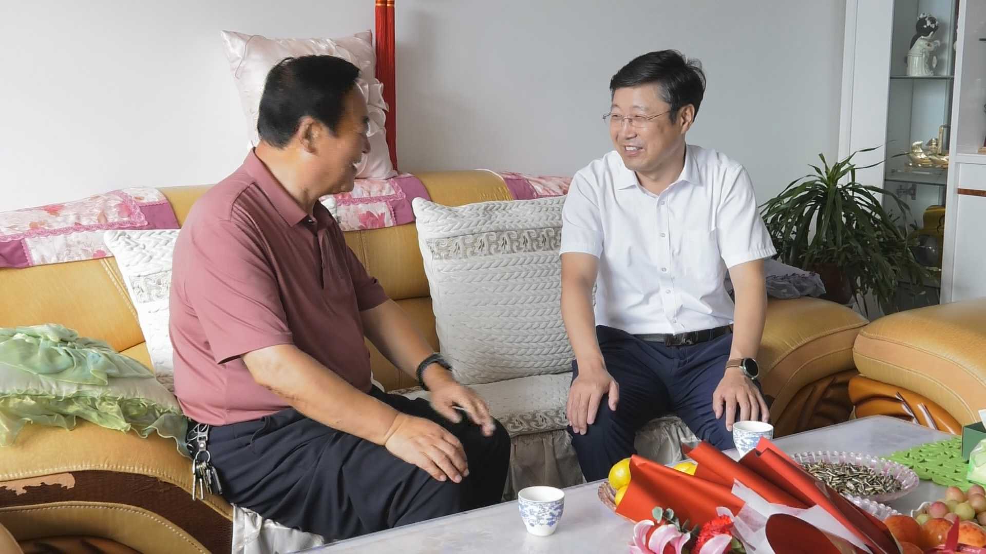 鲍云东看望慰问退休老干部